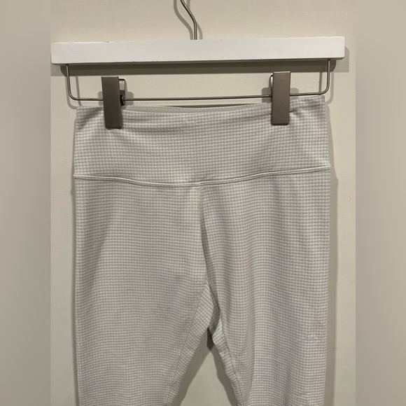 Lululemon 3/4 leggings, size 4, beige - Picture 7 of 9